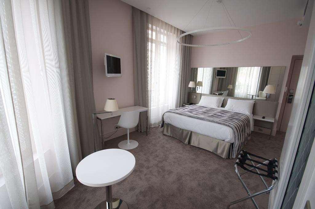 Le Cesar Hotel Provins Szoba fotó